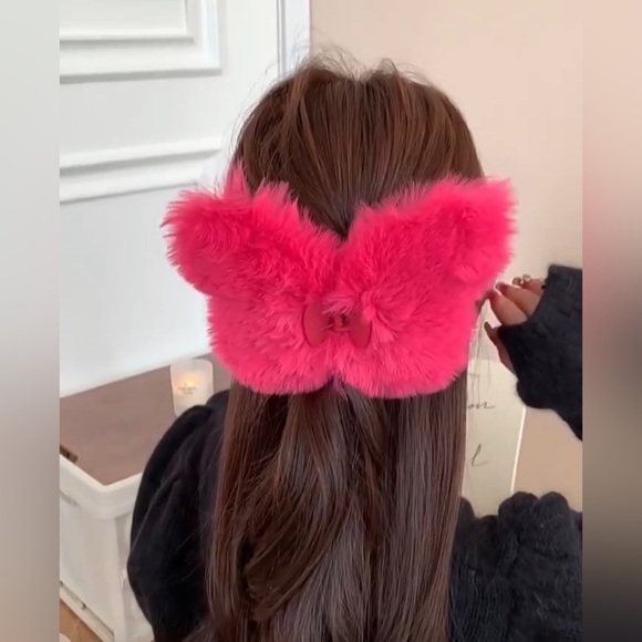 Oversized Butterfly Hair Clip - Picture 1 of 7